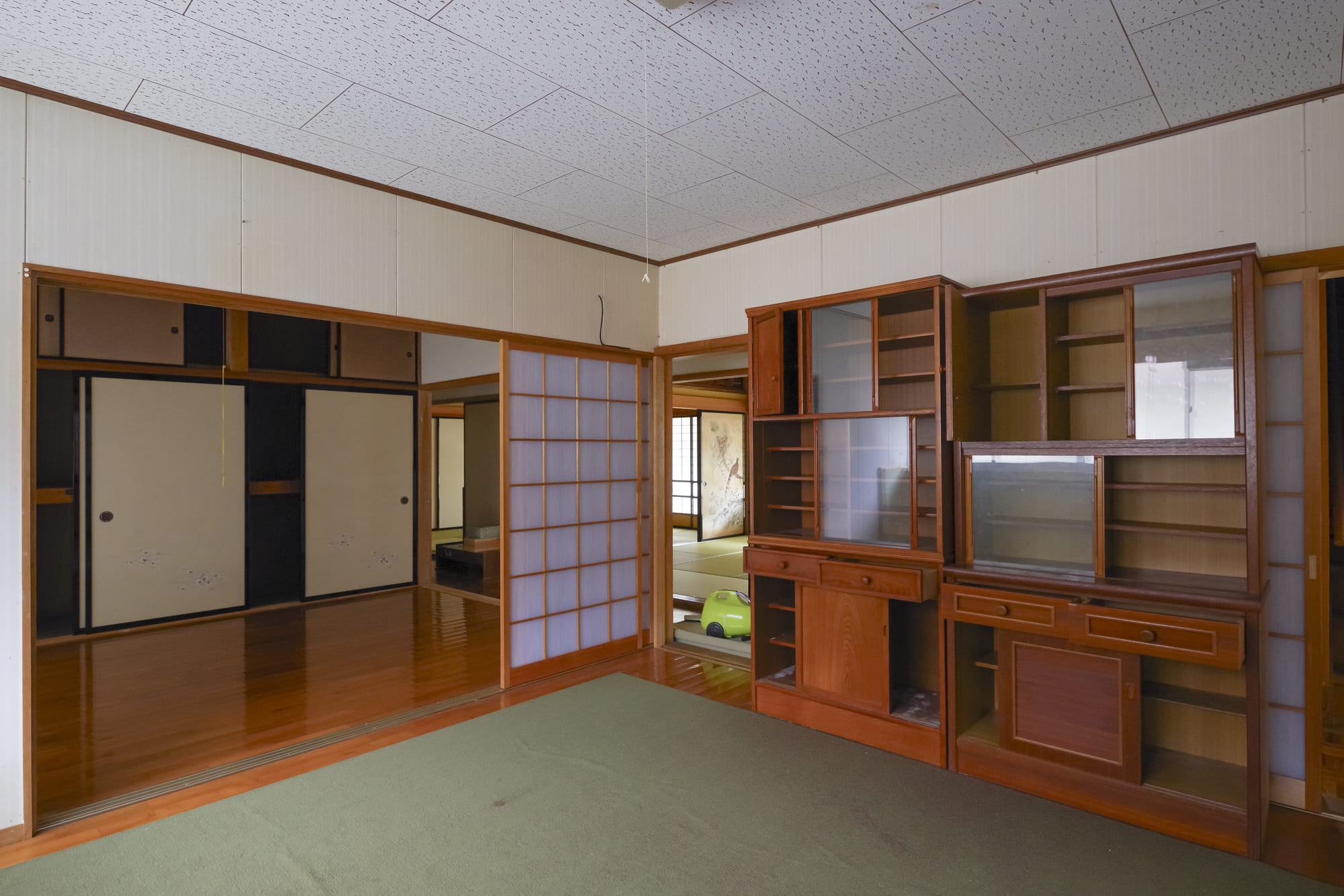 家具が残ったままの空き家