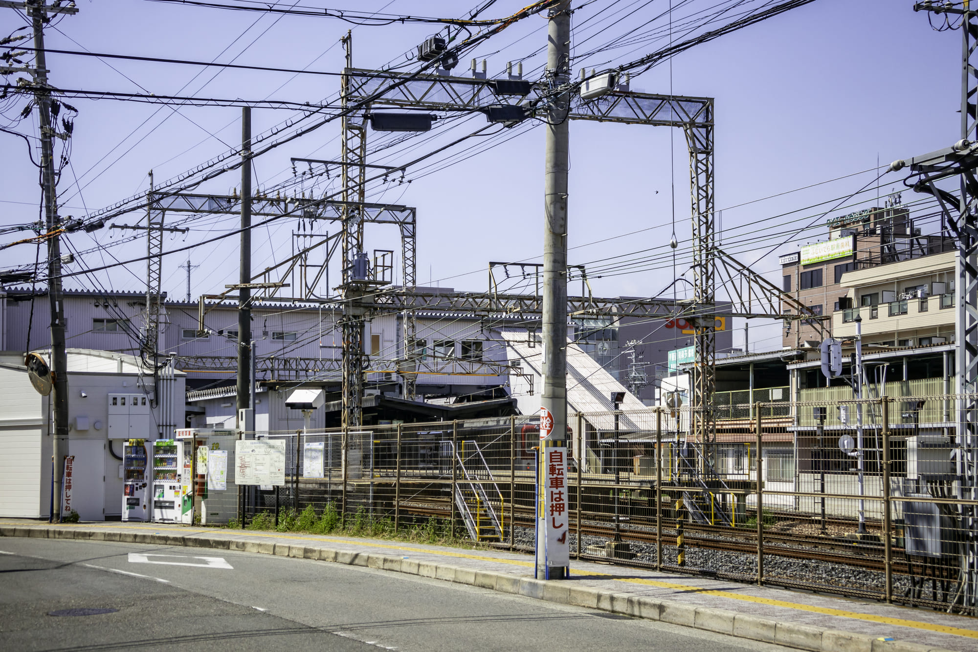 藤井寺駅の道路脇から見る線路