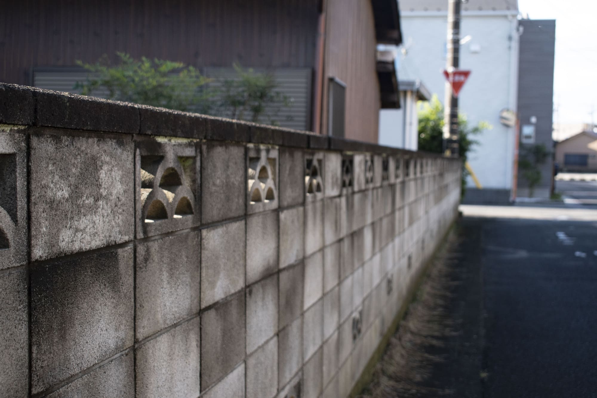 昔ながらの接道の狭い住宅街